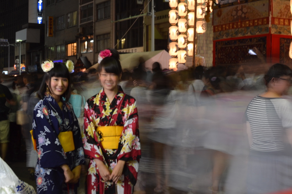 祇園祭・・人ごみを背景に・・
