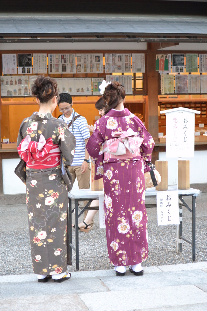 後姿・・振り向いて・・おみくじ