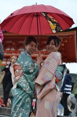 小雨の京都に赤い傘と着物が映えて・・・