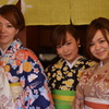 嵐山・・.うどん屋さんで並んでいる所・・