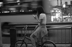 街撮り・・自転車女子・・バス背景