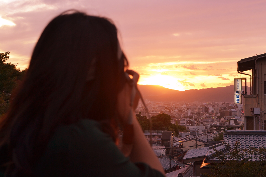 カメラ女子・・夕焼け映して