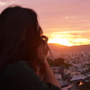 カメラ女子・・夕焼け映して