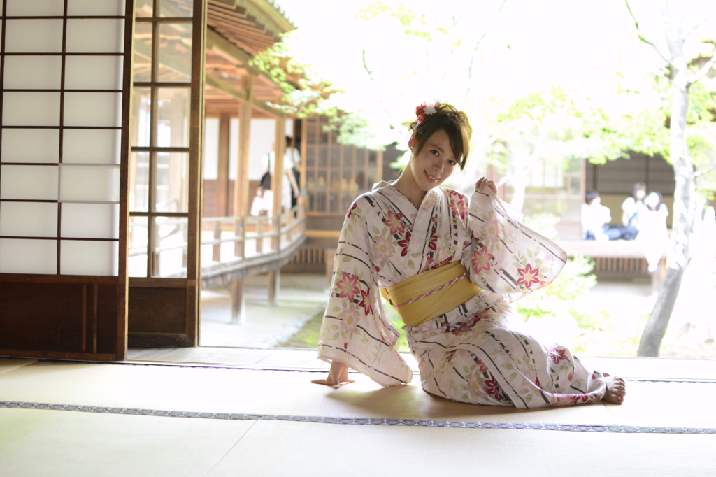 京都の子　建仁寺佇んで