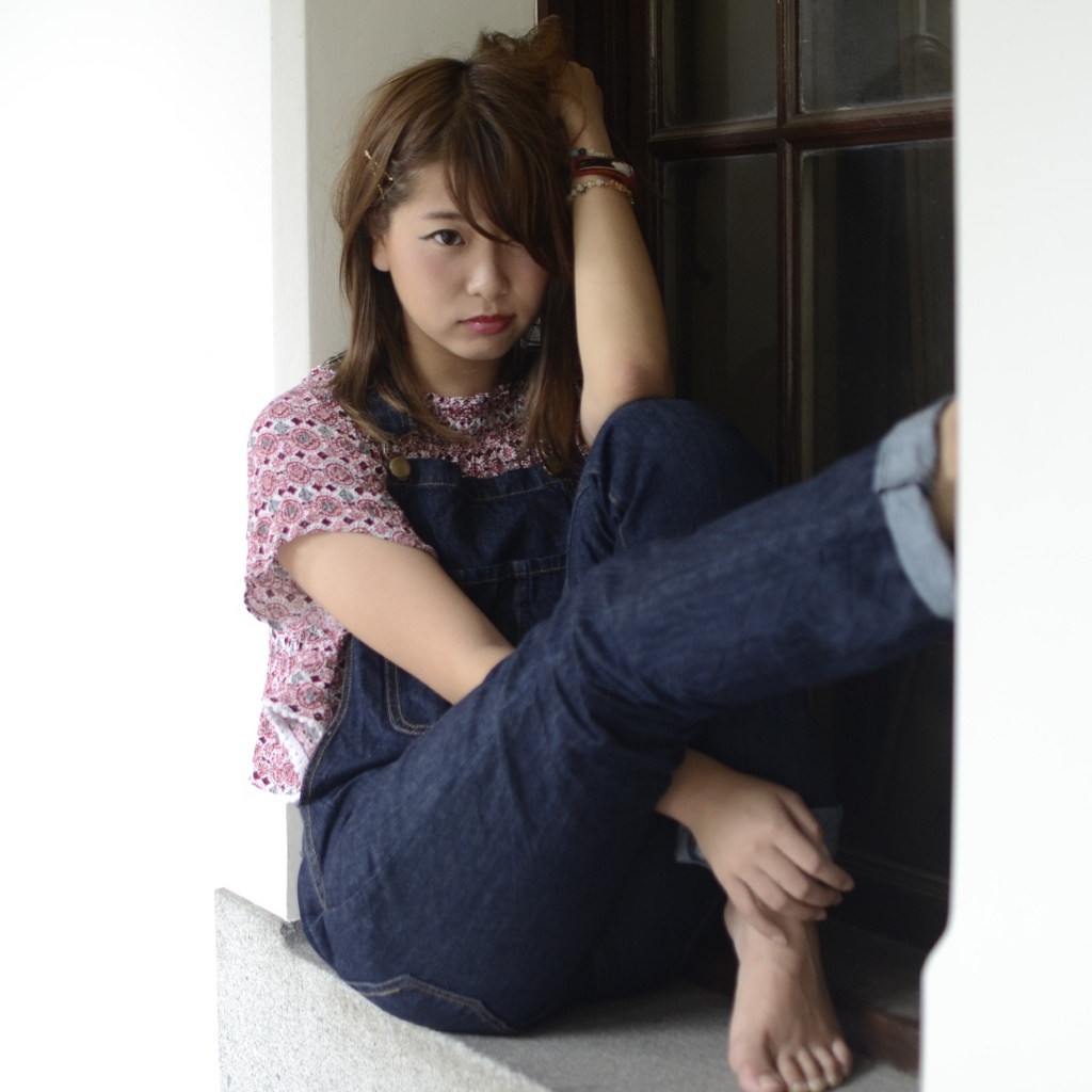窓際で可愛いく座って