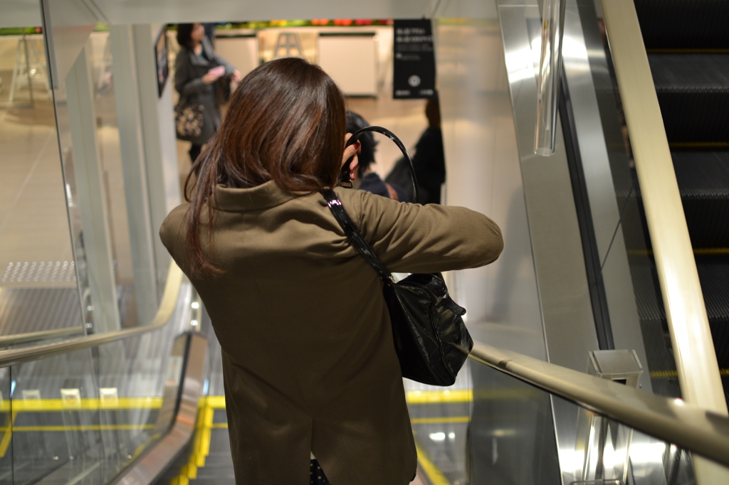 エスカレーター　ライン来た・・携帯・・