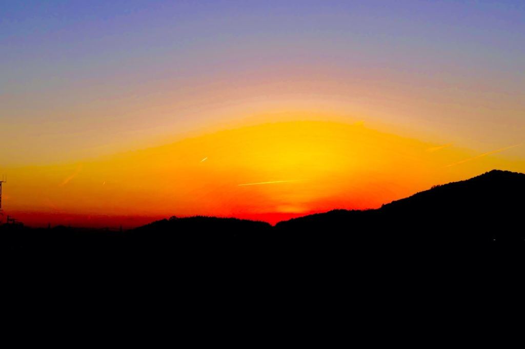 飛行機雲と夕焼け