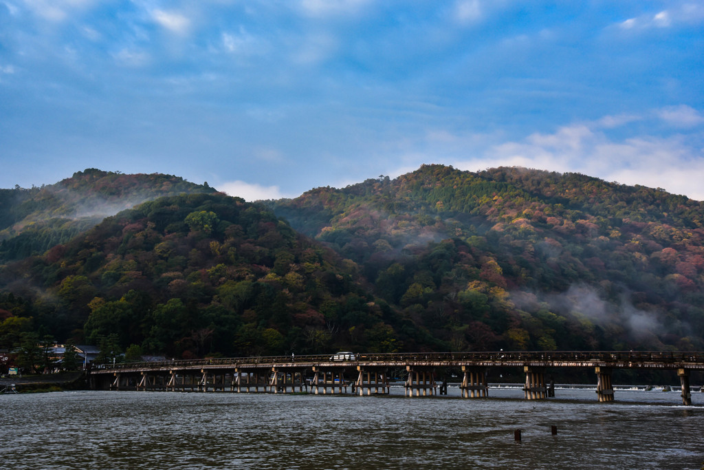 秋の嵐山 渡月橋 一日の始まり