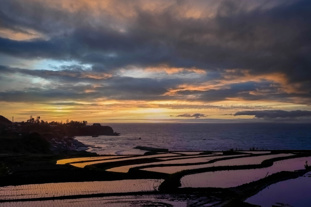 棚田と海と夕焼けと