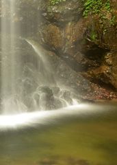 水のカーテン　白藤の滝
