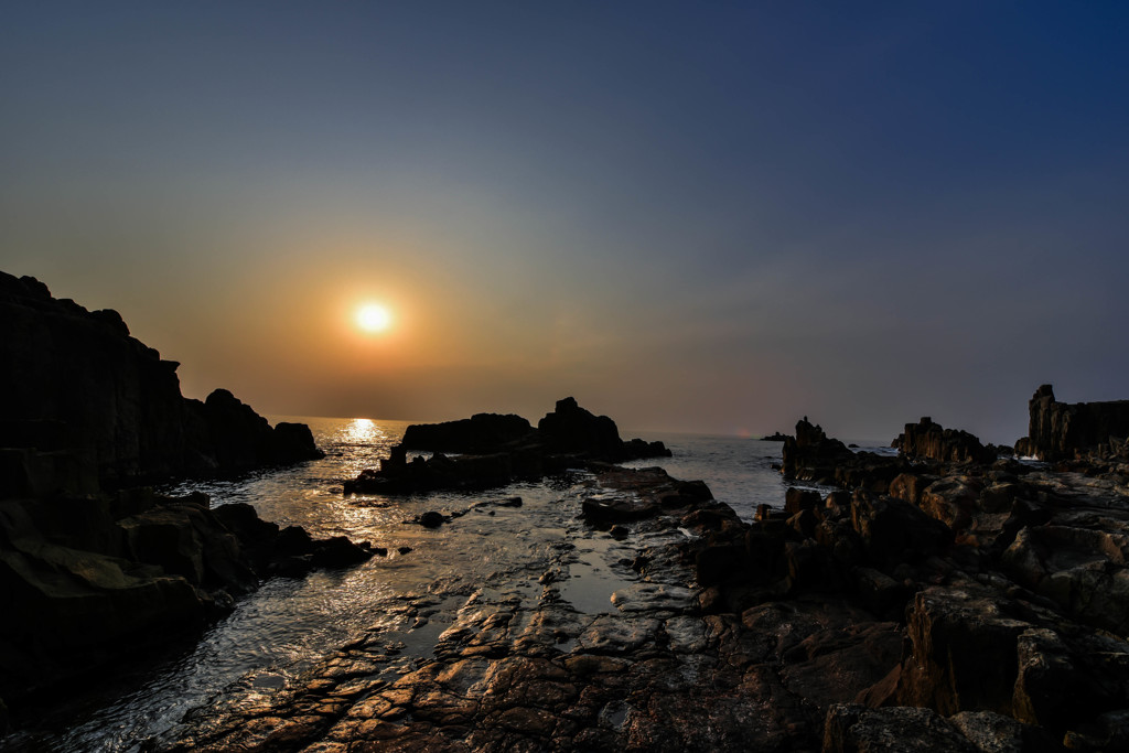 岩肌を照らす夕陽