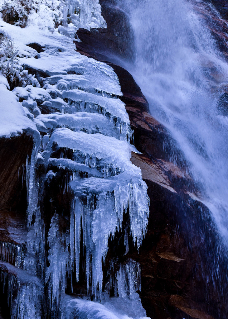 凍る滝