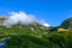 一瞬の晴天 立山と室堂山荘