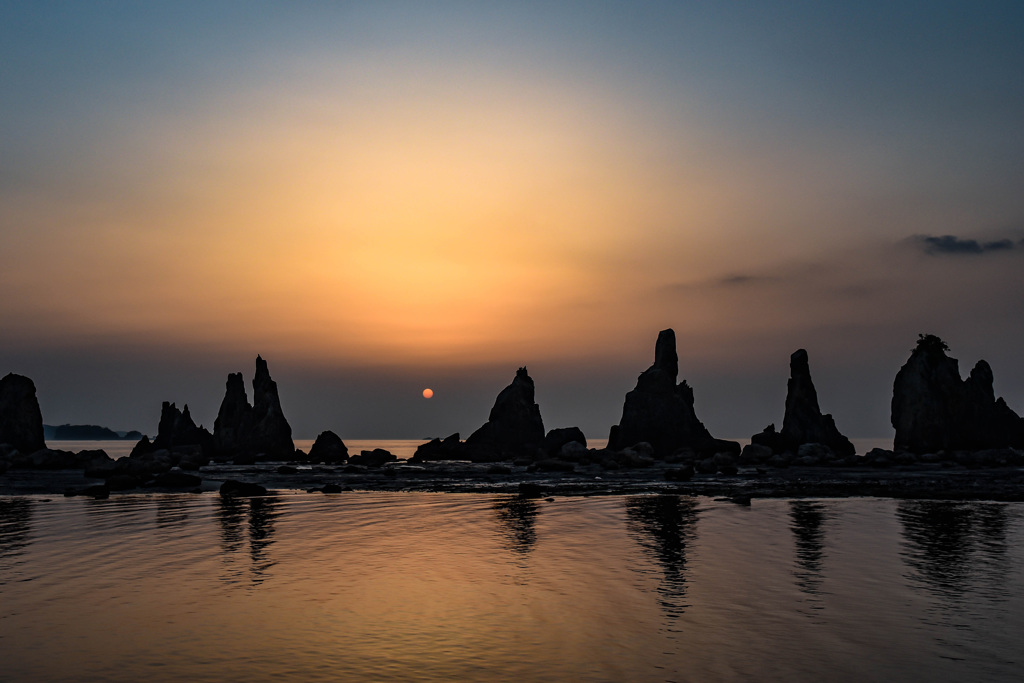 夜明けの橋杭岩