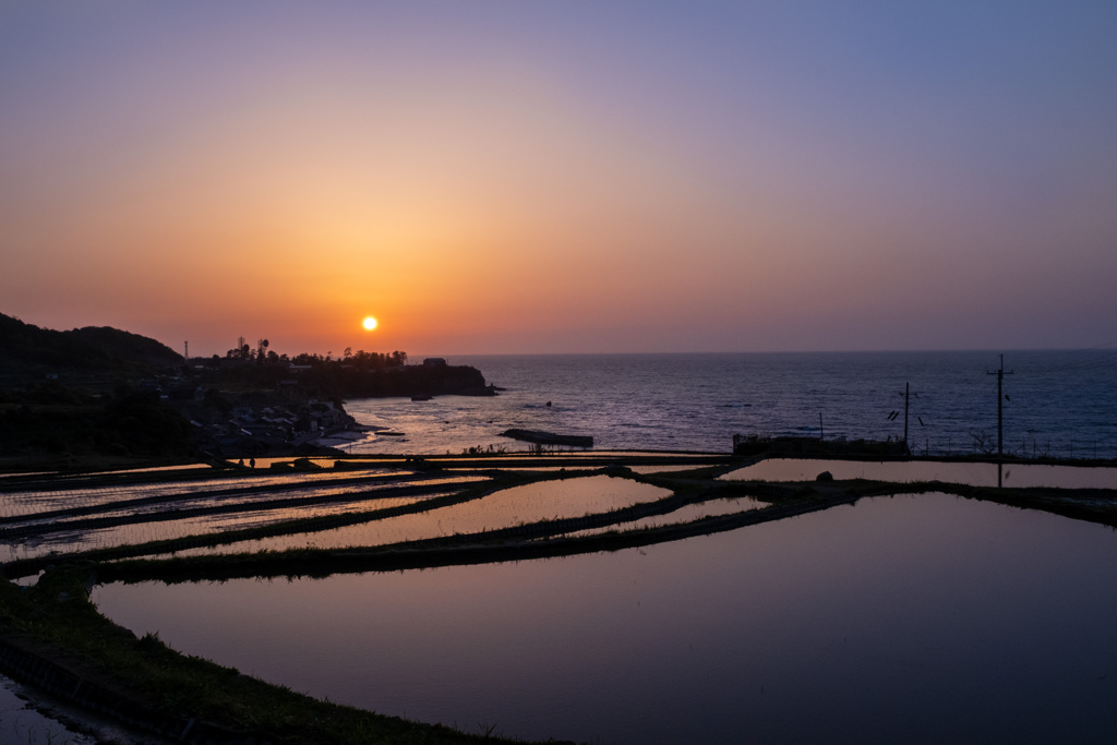 棚田と海の夕陽