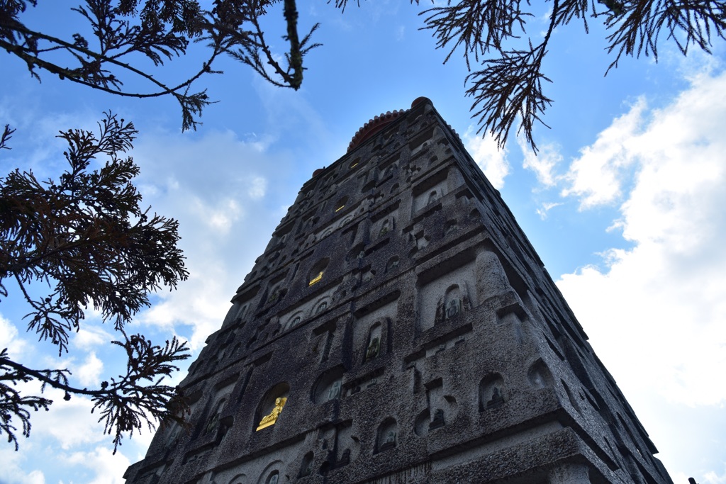 冬空を貫く仏舎利大塔
