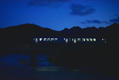 青いキハ120系が走る関の蒼い夕暮