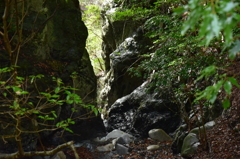 滝底に注ぐ水と滝底からの光芒