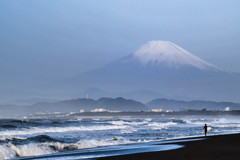 湘南 富士山とサーファー
