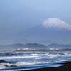 湘南 富士山とサーファー