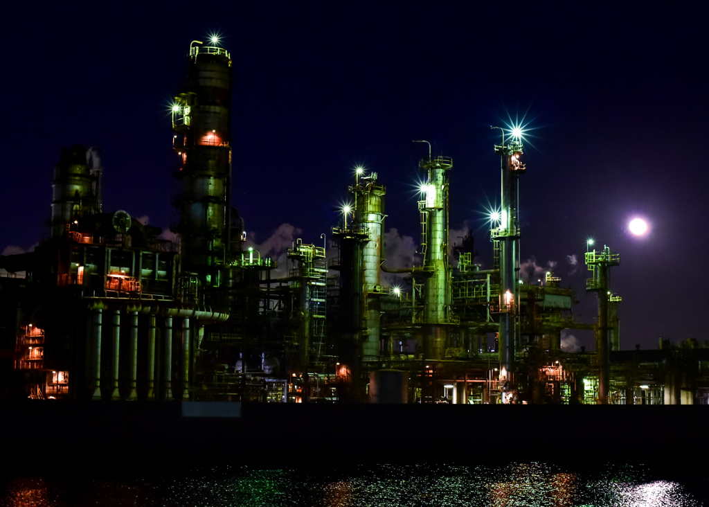 月夜の工場