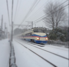 吹雪を邁進する京成シティーライナー