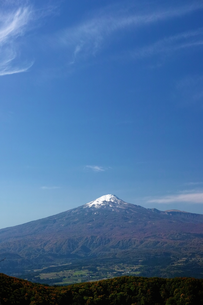 八塩山から鳥海山を望む