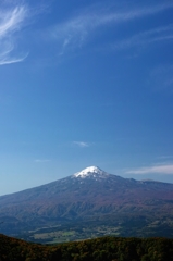 八塩山から鳥海山を望む