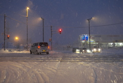 雪の降る交差点を