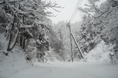峠は雪