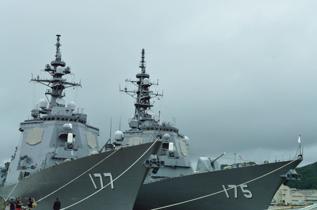 護衛艦　あたごとこんごう