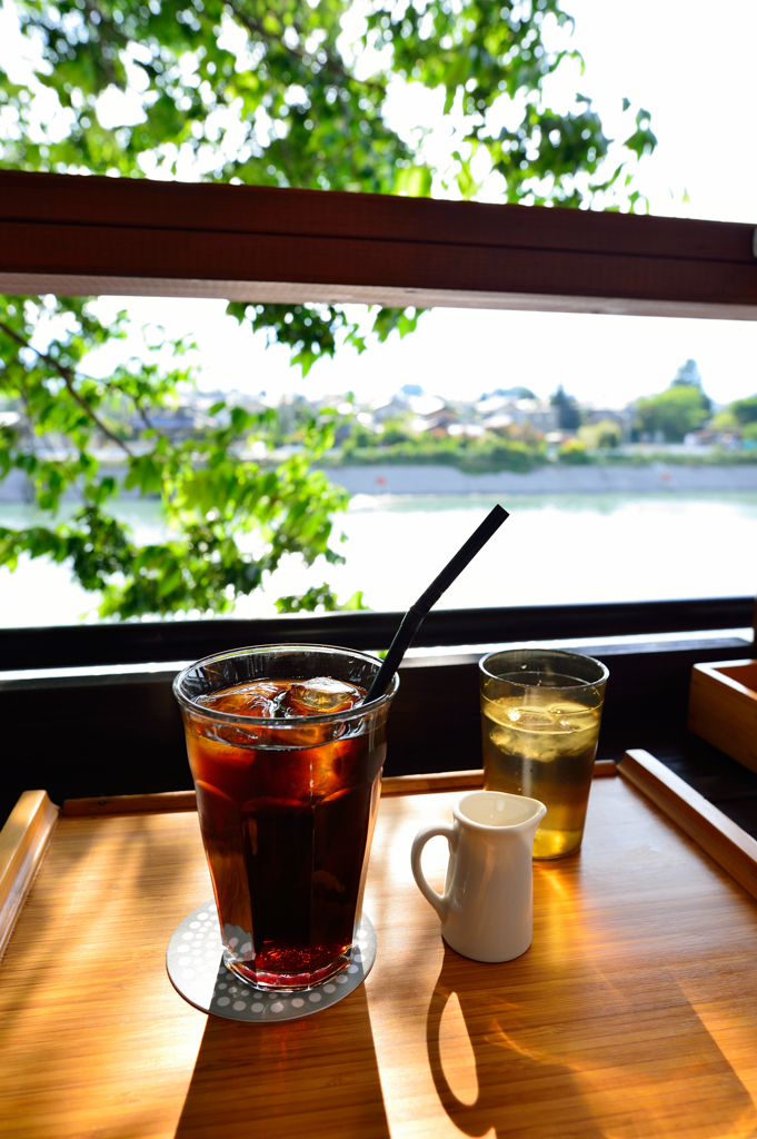 川辺のテラス席