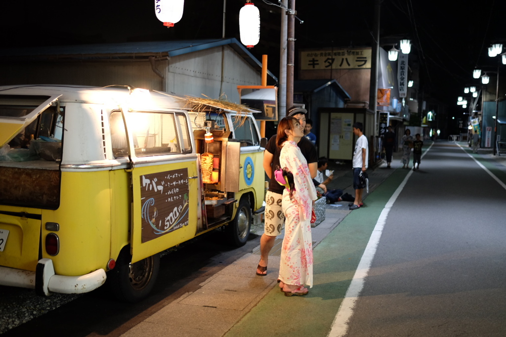 夏祭りの路地