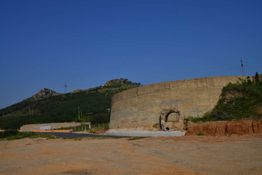 戦時中の石油貯蔵施設。