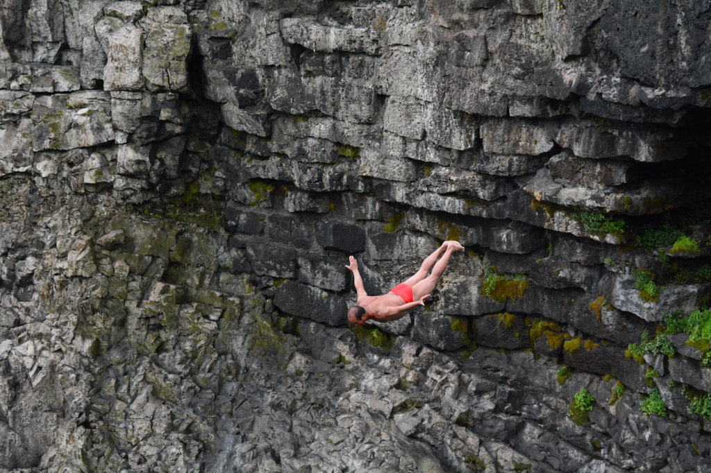 滝から飛び込む男4