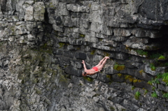 滝から飛び込む男4