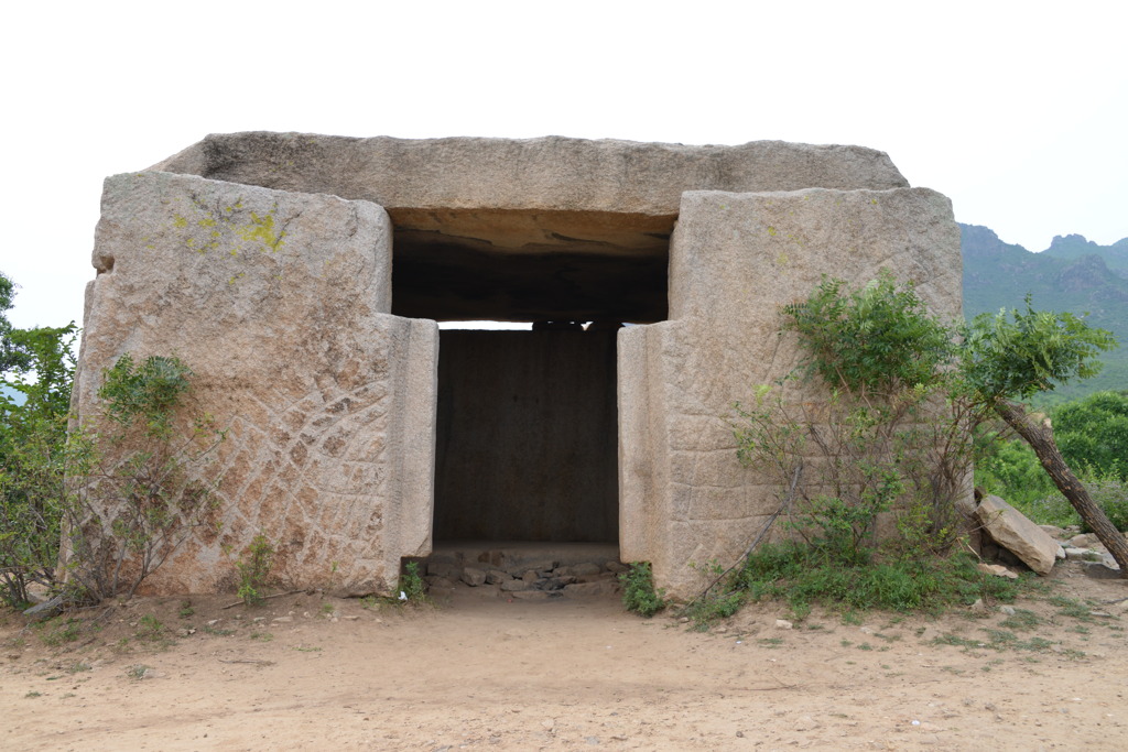 目的不明建物（1300年前？）