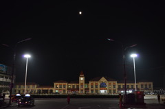 月夜の駅前