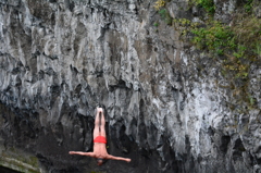 滝から飛び込む男3