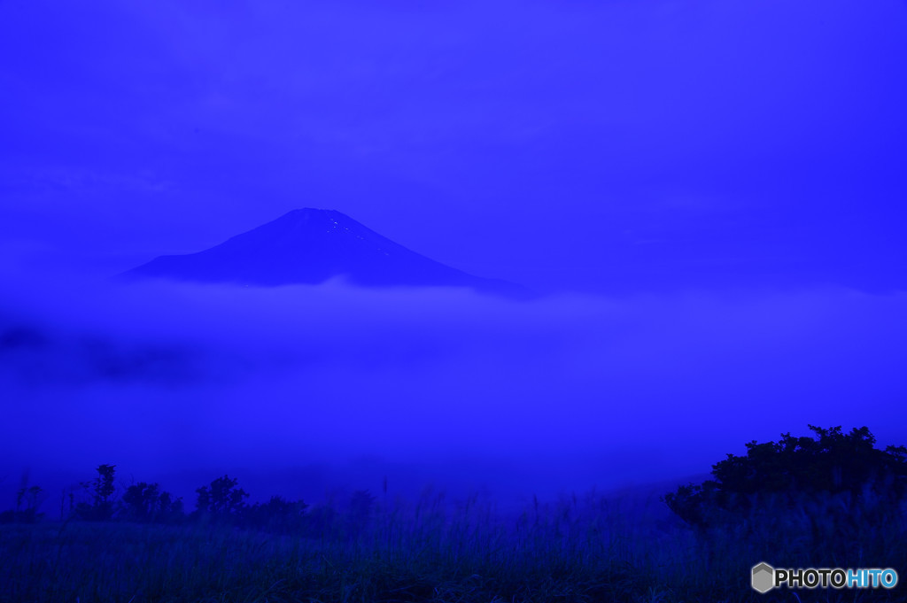 濃霧中の富士山