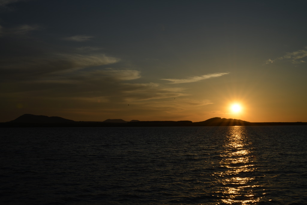 火山湖の夕日