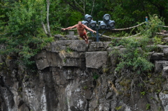 滝から飛び込む男1