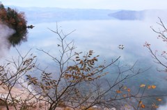 湯煙漂う晩秋の湖