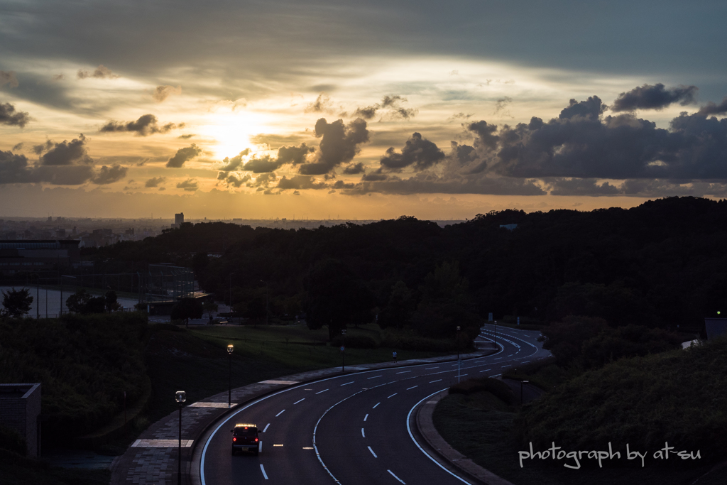 夕日へと続く道