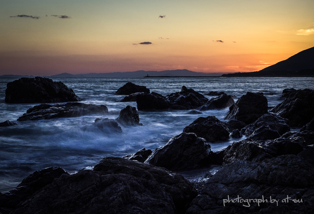 波と夕焼け