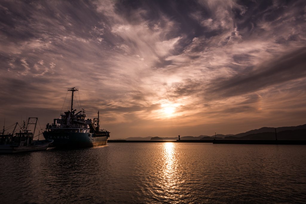 静かな港の夕景２