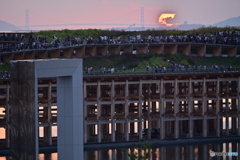 大屋根リング越しの明石海峡大橋と夕陽