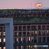 大屋根リング越しの明石海峡大橋と夕陽