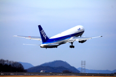 高松空港を飛び立つ飛行機