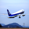 高松空港を飛び立つ飛行機